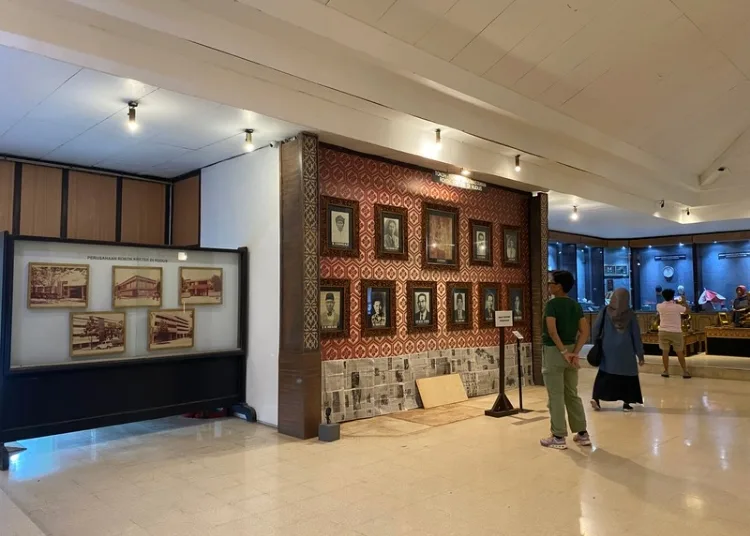 Pengunjung saat sedang melihat koleksi yang ada di Museum Kretek Kudus belum lama ini. (Nisa Hafizhotus Syarifa/Lingkarjateng.id)