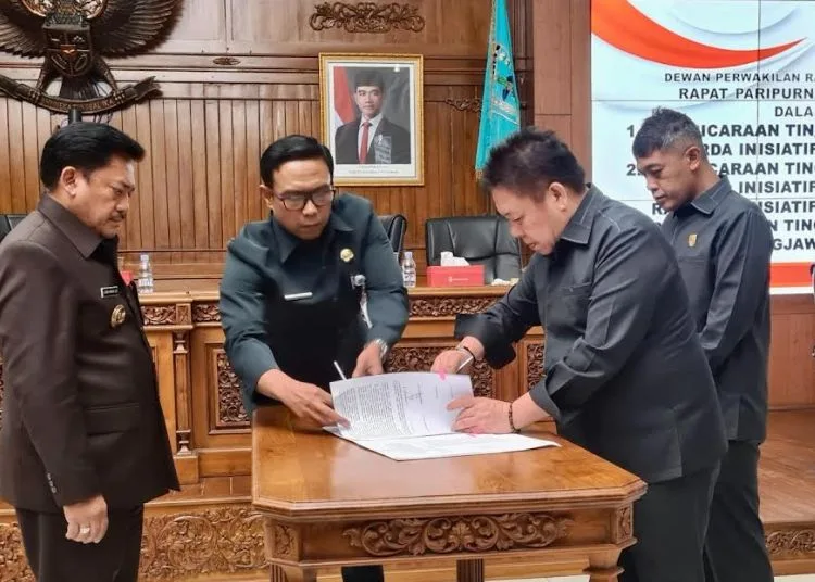 5 Raperda Disahkan, Pemkot Salatiga Diminta Segera Tindaklanjuti 25 SAHKAN RAPERDA: Ketua DPRD Salatiga Dance Ishak Palit menandatangani persetujuan bersama pengesahan lima raperda saat sidang paripurna di Kantor DPRD, Senin, 14 Juli 2025. (Prokompim Setda Salatiga/Lingkarjateng.id)