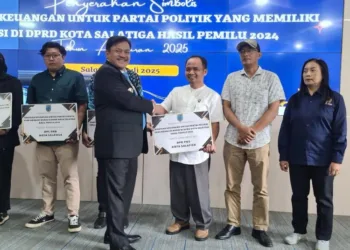 6 Parpol Dapat Bantuan Keuangan Rp716 Juta dari Pemkot Salatiga, Tertinggi PDIP 25 SIMBOLIS: Wali Kota Salatiga Robby Hernawan menyerahkan bantuan keuangan kepada perwakilan parpol di DPRD di Ruang Kalitaman, Gedung Setda, Selasa, 8 Juli 2025. (Dok.Prokompim Setda Salatiga/Lingkarjateng.id)