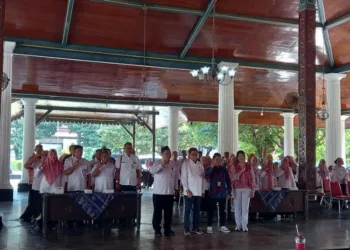 PEMBEKALAN: Pegawai Negeri Sipil (PNS) Kabupaten Rembang menjalani pembekalan jelang masa pensiun di Pendopo Museum RA Kartini, Rabu, 16 Juli 2025. (Muhammad Faalih/Lingkarjateng.id)