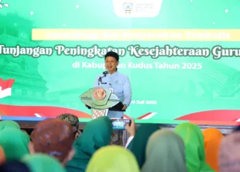 Bupati Kudus Samani serahkan bantuan HKGS kepada guru swasta yang diadakan di Pendopo Kabupaten Kudus, Kamis 10/07/2025