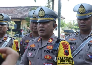 Awas Ditilang! Ini 7 Jenis Pelanggaran Lalu Lintas Operasi Patuh Candi 2025 27 Kasat Lantas Polres Pekalongan AKP Rony Hidayat, bersama jajaran usai apel gelar pasukan Operasi Patuh Candi 2025 di halaman Mapolres Pekalongan, Senin, 14 Juli 2025. (Fahri Akbar/Lingkarjateng.id)