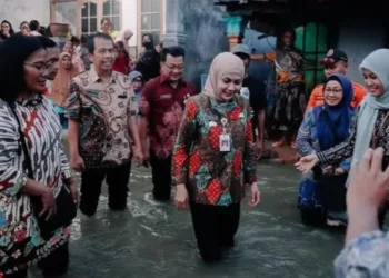 MENINJAU: Bupati Kendal, Dyah Kartika Permanasari, saat meninjau banjir rob di Kendal beberapa waktu lalu. (BPBD Kendal/Lingkarjateng.id)