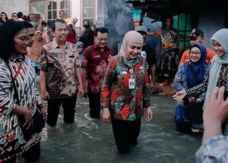 Banjir Rob di Kendal Masih Menghantui 7 Desa 25 MENINJAU: Bupati Kendal, Dyah Kartika Permanasari, saat meninjau banjir rob di Kendal beberapa waktu lalu. (BPBD Kendal/Lingkarjateng.id)