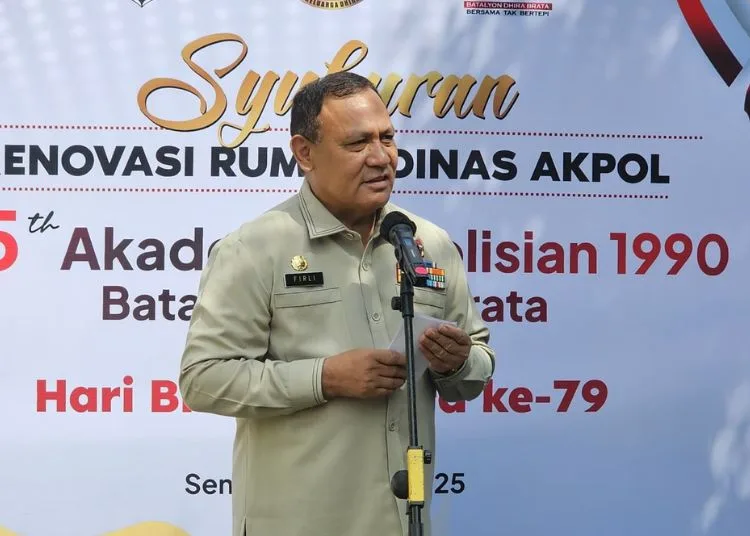 Bedah Rumah di Akpol, Firli Bahuri Ingatkan Nilai Tri Brata dan Catur Prasatya 25 Komandan Resimen Korp Korp Taruna Akpol tahun 1990, Firli Bahuri, menyampaikan sambutan agenda bakti sosial di lingkungan Akademi Kepolisian RI di Semarang, Selasa, 8 Juli 2025. (Lingkar Network/Lingkarjateng.id)