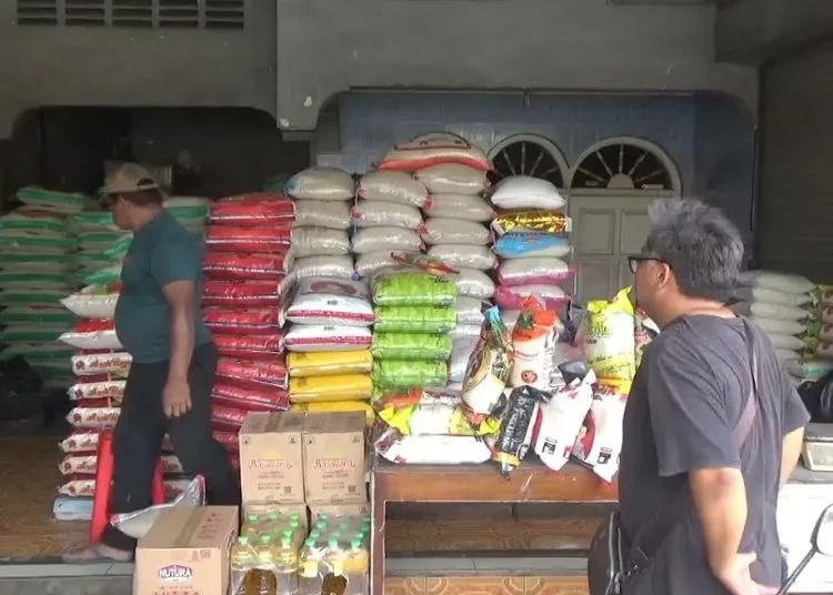 Beras Oplosan di Semarang Ditarik dari Pasaran, Pelaku Bisa Kena Pidana 25 JUAL BELI: Tampak aktivitas jual beli di salah satu toko beras di Kota Semarang, Kamis, 17 Juli 2025. (Syahril Muadz/Lingkarjateng.id)