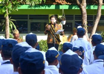 UPACARA: Bunda Literasi Kota Salatiga, Retno Robby Hernawan, memimpin upacara bendera di SMP Negeri 4 Salatiga, Senin 28 Juli 2025. (Prokompim Setda Salatiga/Lingkarjateng.id)