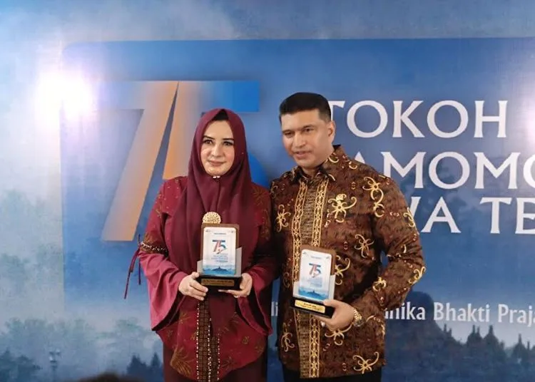 Bupati Fadia Arafiq Raih Penghargaan Tokoh Pamomong Jawa Tengah 2025 25 Bupati Pekalongan, Fadia Arafiq, didampingi suami yang merupakan Anggota DPR RI, Ashraff Abu, usai menerima penghargaan pada ajang 75 Tokoh Pamomong Jawa Tengah di Gedung Gradhika Bhakti Praja, Semarang, Kamis, 25 Juli 2025. (Kominfo Kabupaten Pekalongan/Lingkarjateng.id)