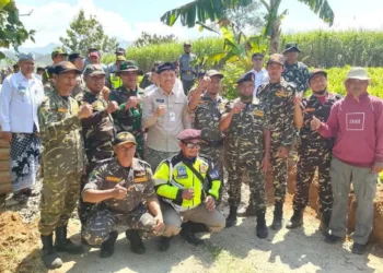 FOTO BERSAMA: Bupati Kudus, Sam’ani Intakoris (keempat kiri) berfoto bersama TNI, Polri, Pemkab Kudus, dan masyarakat di Desa Kandangmas, Kecamatan Dawe, Kabupaten Kudus pada Kamis, 31 Juli 2025. (Fahtur Rohman/Lingkarjateng.id)