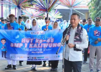 Bupati Kudus Sam’ani Intakoris saat membuka kegiatan jalan santai dalam rangka Hari Ulang Tahun (HUT) ke-45 SMP 1 Kaliwungu, Rabu, 30 Juli 2025. (Nisa Hafizhotus Syarifa/Lingkarjateng.id)
