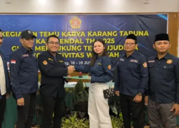 Ketua Karang Taruna Jawa Tengah, Ananta menyerahkan SK Kepengurusan Karang Taruna Kabupaten Kendal kepada Nattaya Kenenza di Semarang, Sabtu, 19 Juli 2025. (Arvian Maulana/Lingkarjateng.id)