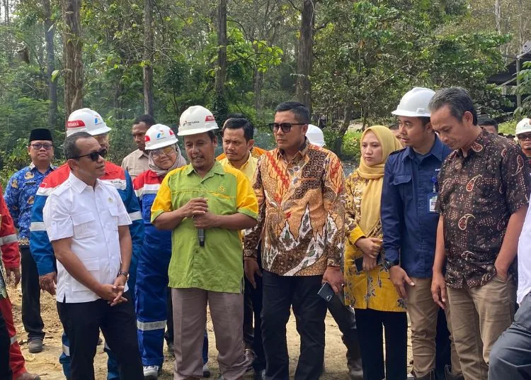 DPRD Jateng Dukung Kebijakan Pengelolaan Sumur Minyak di Blora 25 Wakil Ketua DPRD Provinsi Jawa Tengah, Mohammad Saleh (ketiga kiri), mendampingi Menteri Energi dan Sumber Daya Mineral (ESDM) Republik Indonesia, Bahlil Lahadalia (kiri), meninjau sumur minyak milik masyarakat di Desa Ledok, Kecamatan Sambong, Kabupaten Blora, Kamis, 17 Juli 2025. (Lingkarjateng.id)