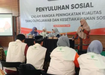 SOSIALISASI: Anggota Komisi E DPRD Jateng Ida Nurul Farida memaparkan program graduasi kepada Ikatan Pekerja Sosial Masyarakat (IPSM) di Salatiga, Jumat 11 Juli 2025. (Angga Rosa/Lingkarjateng.id)