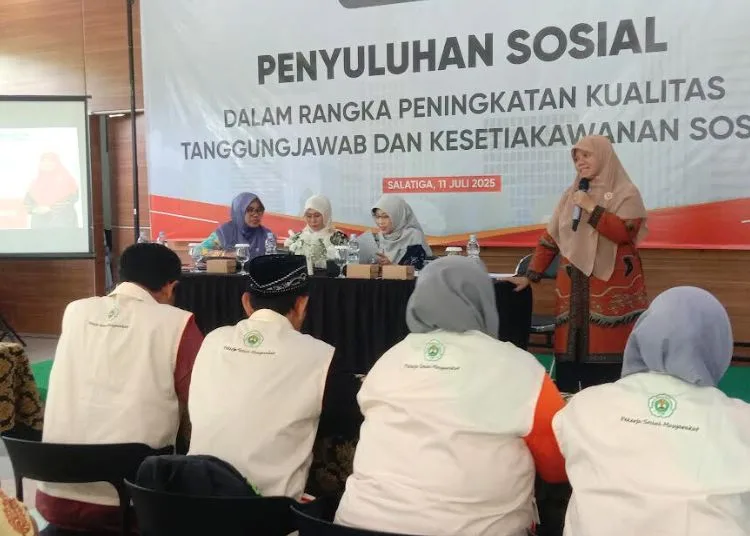 DPRD Jateng Ikut Intervensi Graduasi Kemiskinan di 1.278 Desa 25 SOSIALISASI: Anggota Komisi E DPRD Jateng Ida Nurul Farida memaparkan program graduasi kepada Ikatan Pekerja Sosial Masyarakat (IPSM) di Salatiga, Jumat 11 Juli 2025. (Angga Rosa/Lingkarjateng.id)