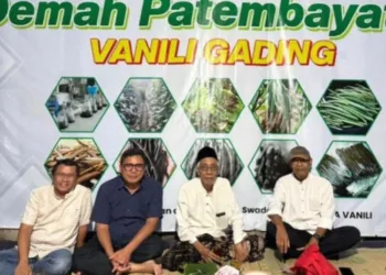 Wakil Ketua Dewan Perwakilan Rakyat Daerah (DPRD) Provinsi Jawa Tengah, Mohammad Saleh (kedua kiri), saat menghadiri tasyakuran Oemah Patembayatan Vanili Gading di Tengaran Kabupaten Semarang baru-baru ini. (Unggul Priambodo/Lingkarjateng.id)