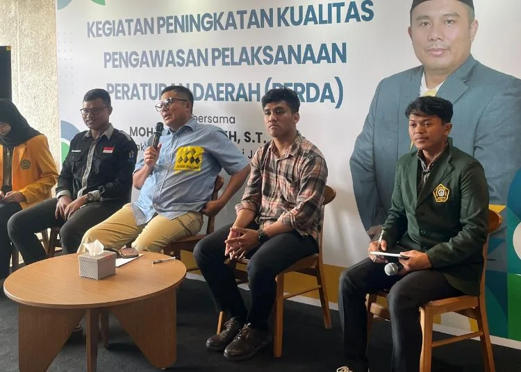 DPRD Jateng: Program Ketahanan Pangan Harus Dibarengi Penguatan SDM 25 DISKUSI: Wakil Ketua DPRD Jawa Tengah, Mohammad Saleh (tengah), saat menjadi narasumber kegiatan peningkatan kualitas pengawasan pelaksanaan peraturan daerah bersama mahasiswa di Semarang belum lama ini. (Unggul Priambodo/Lingkarjateng.id)
