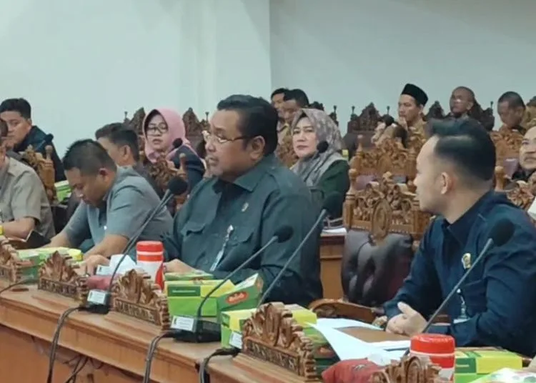 DPRD Pati Sentil Pemkab Pendapatan Sektor Perikanan Masih Rendah 25 RAPAT: Ketua Fraksi Partai Demokrat Dewan Perwakilan Rakyat Daerah (DRPD) Kabupaten Pati, Joni Kurnianto (tengah), dalam rapat persetujuan perubahan KUA PPAS tahun anggaran 2025, Senin, 7 Juli 2025. (Setyo Nugroho/Lingkarjateng.id)