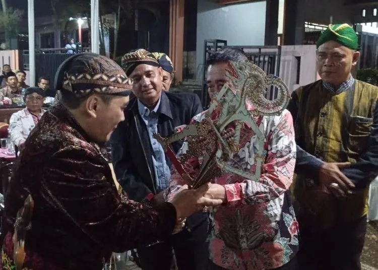 DPRD Pekalongan Dukung Penguatan Moderasi Beragama di Perayaan Goro Suro 25 Wakil Ketua DPRD Kabupaten Pekalongan, Sumar Rosul (tengah), menghadiri perayaan Goro Suro dan Tanggap Warsa 1 Suro 1959 Jawa/2025 Masehi di Sanggar Sasono Manunggal Roso, Desa Sinangoh Prendeng, Kecamatan Kajen, Sabtu, 5 Juli 2025. (Fahri Alakbar/Lingkarjateng.id)
