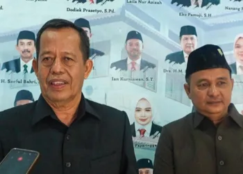 Ketua DPRD Kabupaten Pekalongan Abdul Munir, dan wakil ketua DPRD, Sumar Rosul, memberikan keterangan usai rapat paripurna, Jumat, 18 Juli 2025. (Fahri Alakbar/Lingkarjateng.id)