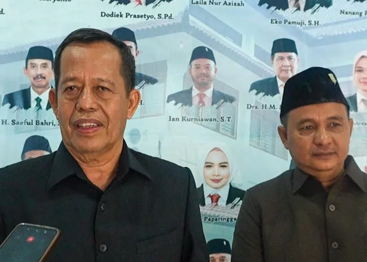 DPRD Pekalongan Respons Protes Wacana 5 Hari Sekolah 25 Ketua DPRD Kabupaten Pekalongan Abdul Munir, dan wakil ketua DPRD, Sumar Rosul, memberikan keterangan usai rapat paripurna, Jumat, 18 Juli 2025. (Fahri Alakbar/Lingkarjateng.id)