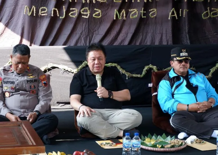 DPRD Salatiga Minta Pemerintah Petakan dan Kelola Sumber Air 25 Ketua DPRD Kota Salatiga Dance Ishak Palit (tengah) menyampaikan sambutan pada acara Sarasehan Jaga Tirta Mata Air Benoyo bertema "Menjaga Mata Air dan Budaya Kota Salatiga" di kawasan mata air Benoyo, Jumat 18 Juli 2025. (Prokompim Setda Salatiga/Lingkarjateng.id)