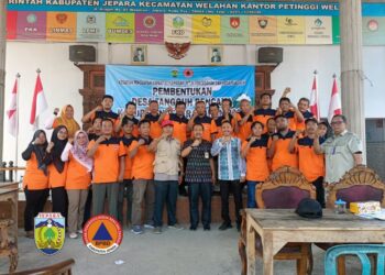 Petugas BPBD Jepara berfoto bersama warga dalam pembentukan destana di Desa Welahan, Kecamatan Welahan, Kabupaten Jepara. (Tomi Budianto/Lingkarjateng.id)