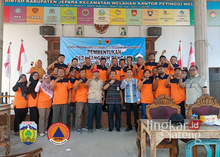 BPBD Jepara Perkuat Kesiapsiagaan Masyarakat Hadapi Bencana Lewat Destana 25 Petugas BPBD Jepara berfoto bersama warga dalam pembentukan destana di Desa Welahan, Kecamatan Welahan, Kabupaten Jepara. (Tomi Budianto/Lingkarjateng.id)