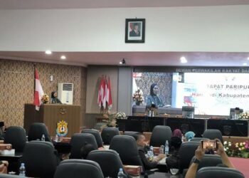 RAPAT: Bupati Kendal, Dyah Kartika Permanasari, saat menyampaikan sambutannya rapat paripurna istimewa dalam rangka Hari Jadi ke-420 Kabupaten Kendal pada Minggu, 27 Juli 2025 malam. (Arvian Maulana/Lingkarjateng.id)