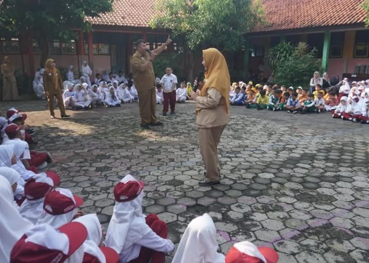 Dindik Kota Pekalongan Pastikan MPLS Mengacu Pembentukan Karakter Anak 25 BERMAIN: Suasana kegiatan masa pengenalan lingkungan sekolah (MPLS) di SDN Keputran 06 Kota Pekalongan, Senin, 14 Juli 2025. (Fahri Alakbar/Lingkarjateng.id)