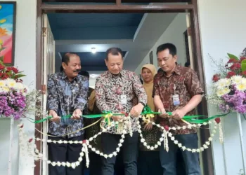 SIMBOLIS: Bupati Kudus Sam’ani Intakoris saat meresmikan Perpustakaan Vidhya Tama di SMP 2 Kudus, Selasa, 15 Juli 2025. (Fahtur Rohman/Lingkarjateng.id)