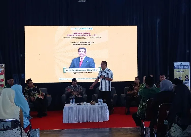 Edy Wuryanto Tinjau Progres Dapur MBG di Rembang 25 Anggota Komisi IX DPR RI, Edy Wuryanto, dalam Seminar Kesehatan Gebyar Milad Nasyiatul Aisyiyah ke-97 yang digelar di Pendopo RA Kartini Rembang, Sabtu, 12 Juli 2025. (Muhammad Faalih/Lingkarjateng.id)