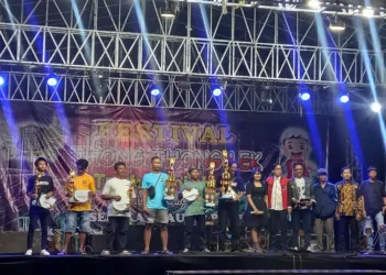 JUARA: Para pemenang Thong Thong Lek menerima apresiasi dari penyelenggara berupa piala, piagam, dan sejumlah uang pembinaan, Minggu, 6 Juli 2025. (Muhammad Faalih/Lingkarjateng.id)