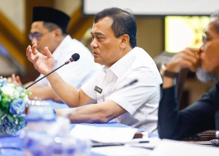 Gubernur Ahmad Luthfi Instruksikan OPD Kreatif Genjot Pendapatan APBD 25 Gubernur Jawa Tengah, Ahmad Luthfi, dalam Rakor Pengendalian Operasional Kegiatan (POK) Triwulan II di Gedung B Lantai 5 Kantor Gubernur, Rabu, 23 Juli 2025. (Humas Pemprov Jateng/Lingkarjateng.id)