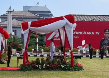 Gubernur Jawa Tengah Ahmad Luthfi memimpin upacara HUT ke-79 Bhayangkara di Mapolda Jateng, 1 Juli 2025. (Rizky Syahrul/Lingkarjateng.id)