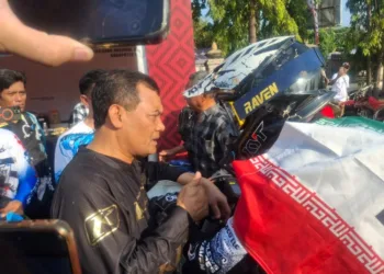 MENYAPA: Gubernur Jawa Tengah Ahmad Lutfi menyapa salah satu rider asal Iran yang mengikuti gelaran Hiu Selatan Adventure Trail International Hard Enduro di Kabupaten Kendal, Sabtu, 5 Juli 2025. (Unggul Priambodo/Lingkarjateng.id)