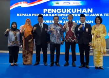 Gubernur Jateng Minta Kepala BPKP yang Baru Kawal PSN dan Dana Desa 25 FOTO BERSAMA: Gubernur Jawa Tengah Ahmad Luthfi (tangah) dengan Kepala BPKP Jateng baru dan Sekda Jateng serta Deputi Kepala BPKP Bidang Pengawasan Penyelenggaraan Keuangan Daerah di Gardhika Bhakti Praja pada Selasa, 8 Juli 2025. (Rizky Syahrul/Lingkarjateng.id)