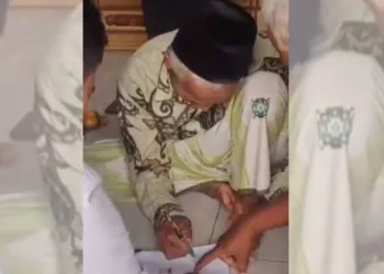 Guru madrasah diniyah di Dusun Ngampel, Kecamatan Karanganyar, Kabupaten Demak, menandatangani surat pernyataan terkait tuntutan denda Rp 25 juta. (Tangkapan layar Instagram @infokejadiandemak/Lingkarjateng.id)