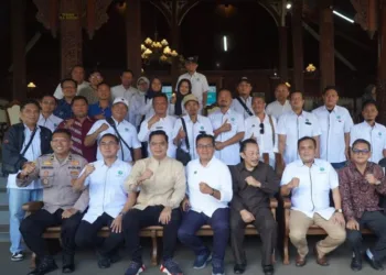 Himpunan Industri Mebel dan Kerajinan Indonesia (HIMKI) bersama jajaran Pemerintah Kabupaten Jepara usai menyerahkan hibah kursi di Pendopo R.A Kartini, Jepara pada Jumat, 4 Juli 2025. (Tomi Budianto/Lingkarjateng.id)