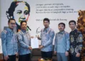 HIPMI Jepara Ajak Kader Berkompeten Daftar Pencalonan Ketum 28 SIMBOLIS: Badan Pengurus Cabang (BPC) HIPMI Kabupaten Jepara saat menyerahkan SK Kepanitian Muscab HIPMI di kantor BUMN BRI Jepara pada Selasa, 15 Juli 2025. (Tomi Budianto/Lingkarjateng.id)