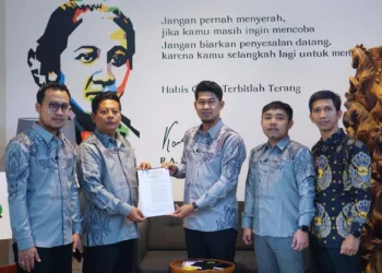 SIMBOLIS: Badan Pengurus Cabang (BPC) HIPMI Kabupaten Jepara saat menyerahkan SK Kepanitian Muscab HIPMI di kantor BUMN BRI Jepara pada Selasa, 15 Juli 2025. (Tomi Budianto/Lingkarjateng.id)