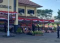 HUT ke-79 Bhayangkara, Kapolres Rembang Ajak Polri Lebih Dekat dengan Masyarakat 27 UPACARA: Kapolres Rembang AKBP Dhanang Bagus Anggoro saat menjadi inspektur upacara HUT ke-79 Bhayangkara di halaman Mapolres Rembang, Selasa, 1 Juli 2025. (Muhammad Faalih/Lingkarjateng.id)