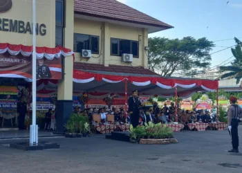 UPACARA: Kapolres Rembang AKBP Dhanang Bagus Anggoro saat menjadi inspektur upacara HUT ke-79 Bhayangkara di halaman Mapolres Rembang, Selasa, 1 Juli 2025. (Muhammad Faalih/Lingkarjateng.id)