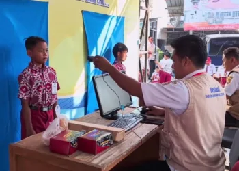 Hari Anak Nasional, Disdukcapil Kendal Targetkan Rekam 1.000 KIA 27 PEREKAMAN: Salah satu murid menjalani sesi foto untuk perekaman Kartu Identitas Anak di Kantor Disdukcapil Kabupaten Kendal, Rabu, 23 Juli 2025. (Arvian Maulana/Lingkarjateng.id)