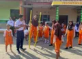 MAIN EGRANG: Siswa SD 3 Medini Kecamatan Undaan, Kabupaten Kudus mencoba permainan tradisional egrang dalam rangkaian peringatan Hari Anak Nasional pada Rabu, 23 Juli 2025. (Nisa Hafizhotus Syarifa/Lingkarjateng.id)