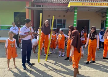 MAIN EGRANG: Siswa SD 3 Medini Kecamatan Undaan, Kabupaten Kudus mencoba permainan tradisional egrang dalam rangkaian peringatan Hari Anak Nasional pada Rabu, 23 Juli 2025. (Nisa Hafizhotus Syarifa/Lingkarjateng.id)