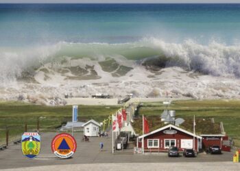 Ilustrasi bencana tsunami di kawasan pesisir. (Pexels-rolandmey/Lingkarjateng.id)