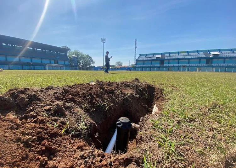 POTRET: Pemasangan sprinkler di Stadion Wergu Wetan, Kabupaten Kudus pada Selasa, 22 Juli 2025. (Fahtur Rohman/Lingkarjateng.id)