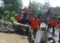 GOTONG ROYONG: Petugas kebersihan Dinas Lingkungan Hidup dan Dinas Pekerjaan Umum Penataan Ruang Kabupaten Kendal bersama Komunitas Jejak Bumi membersihkan sampah di sekitar Sungai Avour Wonosari pada Selasa, 8 Juli 2025.  (Unggul Priambodo/Lingkarjateng.id)