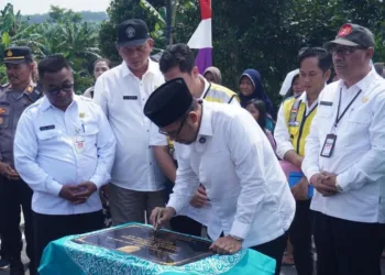 Bupati Batang, M. Faiz Kurniawan, saat meresmikan Jembatan Lawangaji, Kecamatan Kandeman, Kabupaten Batang, Rabu, 23 Juli 2025. (Dok. Pemkab Batang/Lingkarjateng.id)