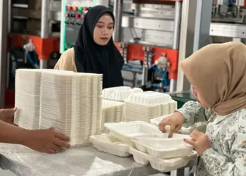 BEKERJA: Karyawan PT Legend Packaging Indonesia menata produk pembungkus makanan yang akan diekspor ke Amerika. (Tomi Budianto/Lingkarjateng.id)